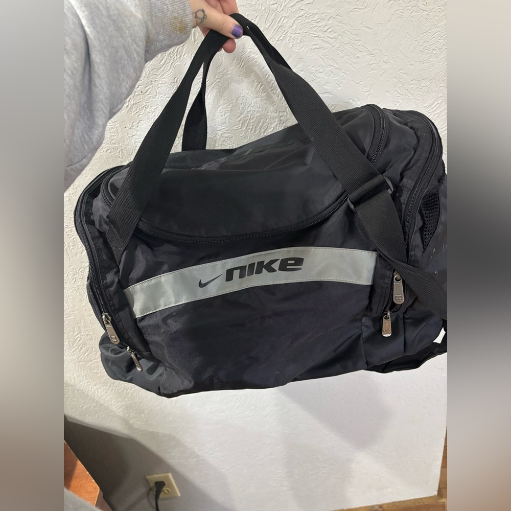 Nike Vintage Silver Tag Gym Duffle Athletic Bag Black/Silver Zip Storage Sports